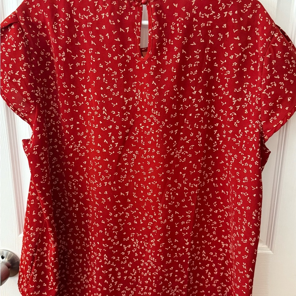 Chic Red Patterned Blouse - Picture 3 of 3